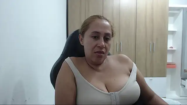 RoxanaLove9's Live XXX Chat