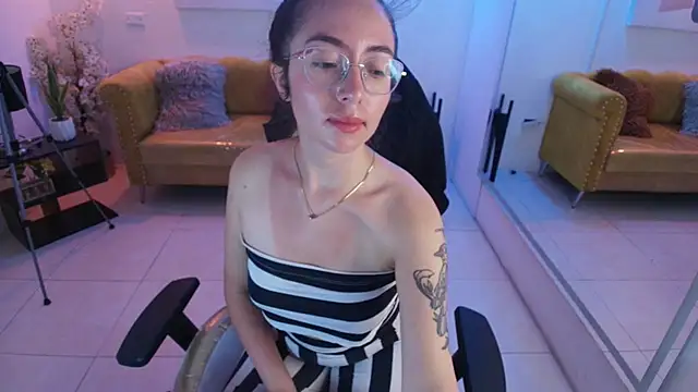 Chat +18 de Veronica_miiller ao vivo