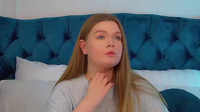 CrystalLyons' Live XXX Chat
