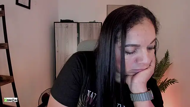 Chat +18 de urcute_kitten ao vivo