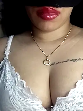 Pokazy przed kamerką – Zouzou_sexy
