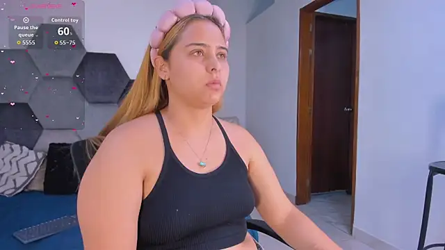 MikaelaStone Adlı Modelin Canlı XXX Sohbeti