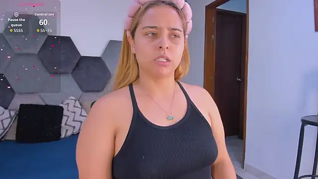 MikaelaStone Chat XXX live