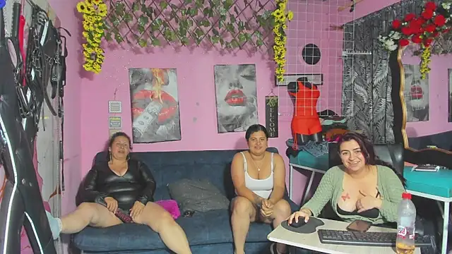 lesbiancuple Show in webcam