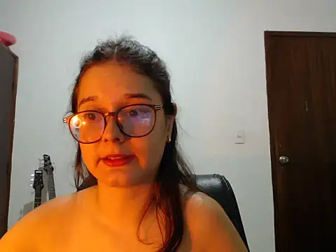 Chat +18 de MadieeLorez ao vivo