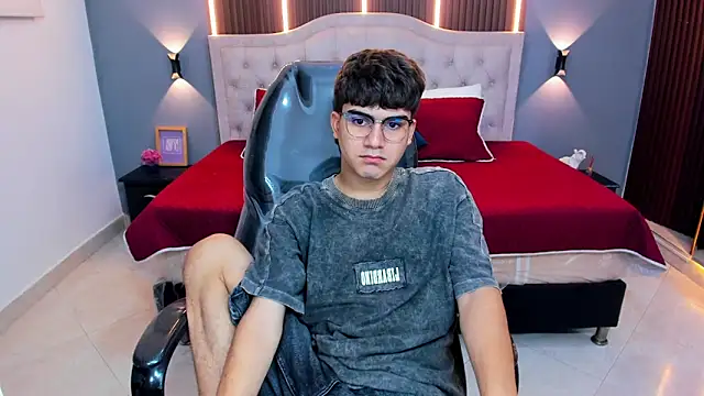 Tommy18__'s Live XXX Chat