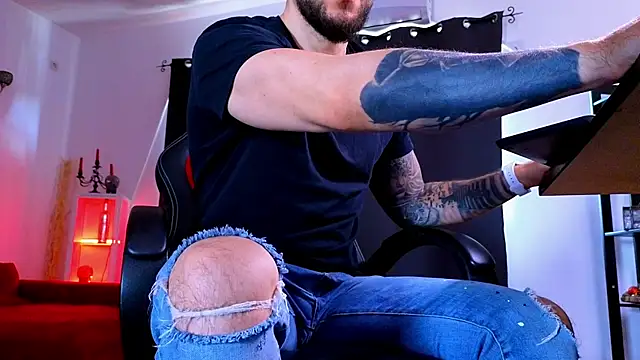 MightyAaron66's Live XXX Chat