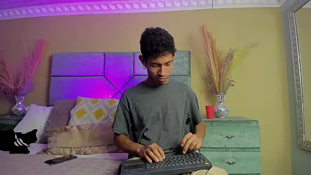 Chat +18 de NoaahTylor ao vivo