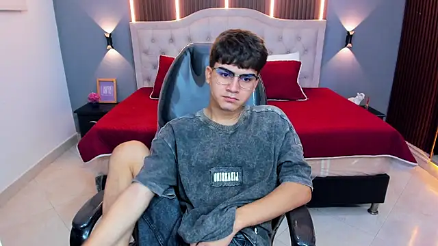 Tommy18__'s Live XXX Chat