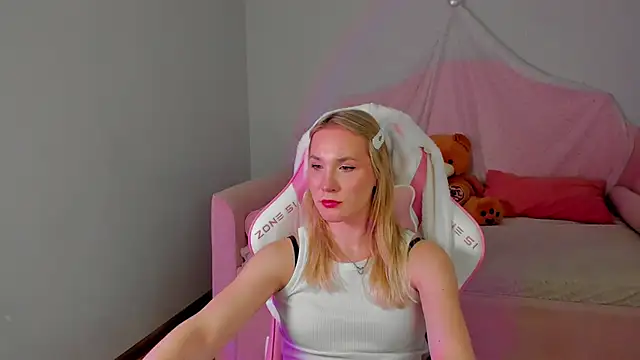 ElaraVoltage's Live XXX Chat