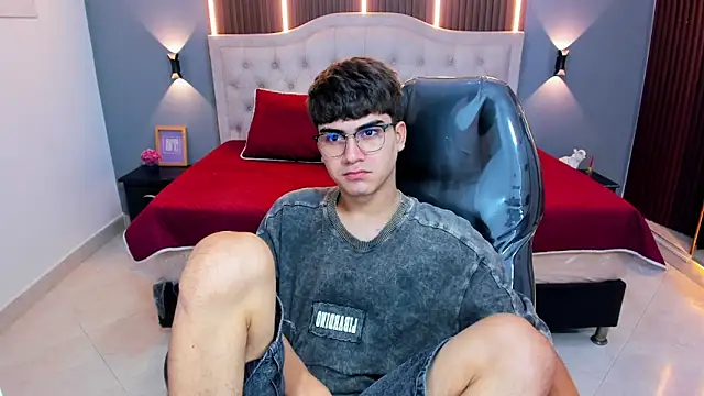 Tommy18__'s Live XXX Chat
