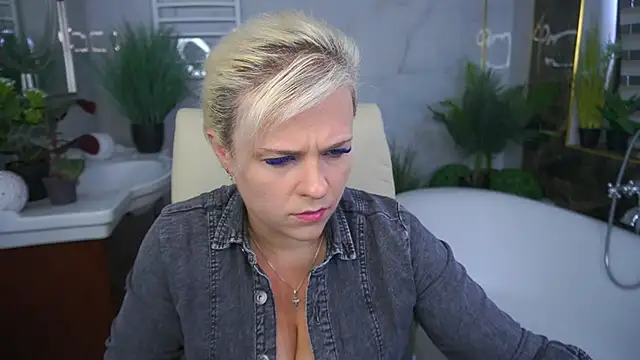 CrystalVibe's Webcam Show