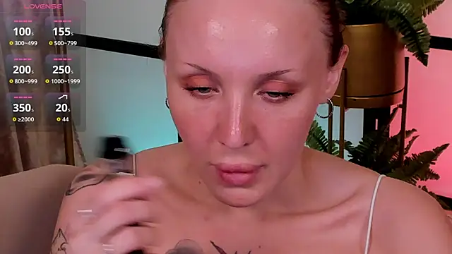 LianaFord's Live XXX Chat