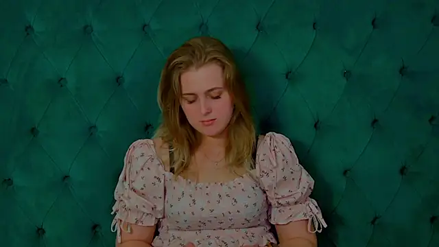EllaBells' Live XXX Chat