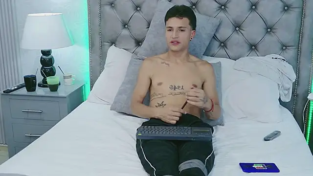 ChloeAndJeanPaul's Live XXX Chat
