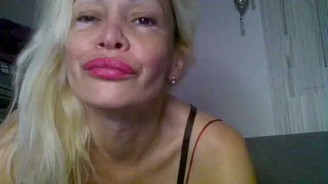 EvaaMina live XXX chat