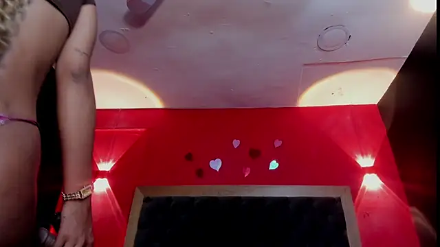 YayaHilton Chat XXX live