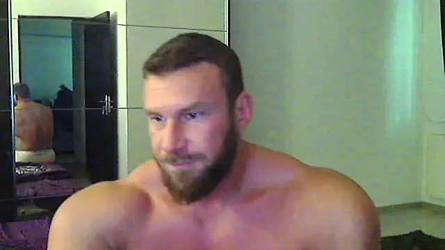 Show modela muscularkevin na web-kameri