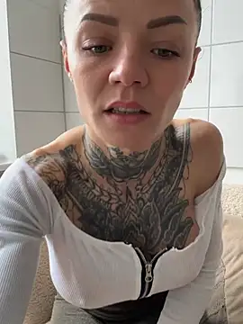SkinnyLilly Pertunjukan Webcam