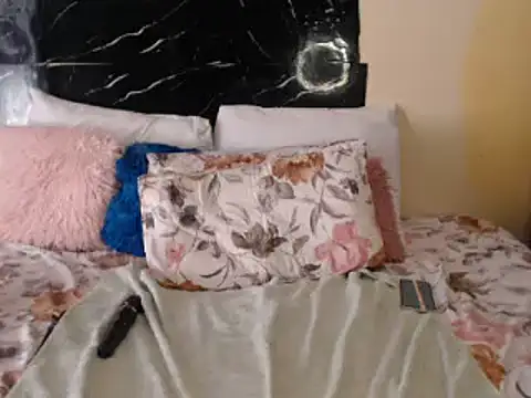 Hugecurvyass3xx's Webcam Show