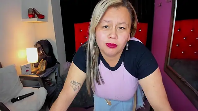 XXX chat uživo modela ScarletBigTitties