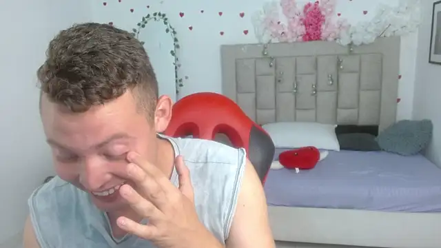 Pokazy przed seks kamerką na żywo – sven_fox723