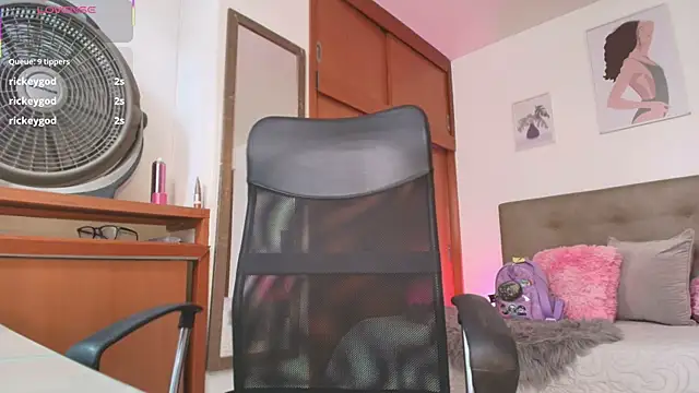 Miley_Baker Show in webcam