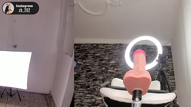 zoe_backer Adlı Modelin Canlı XXX Sohbeti