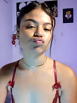 Cleo_hills Adlı Modelin Canlı XXX Sohbeti