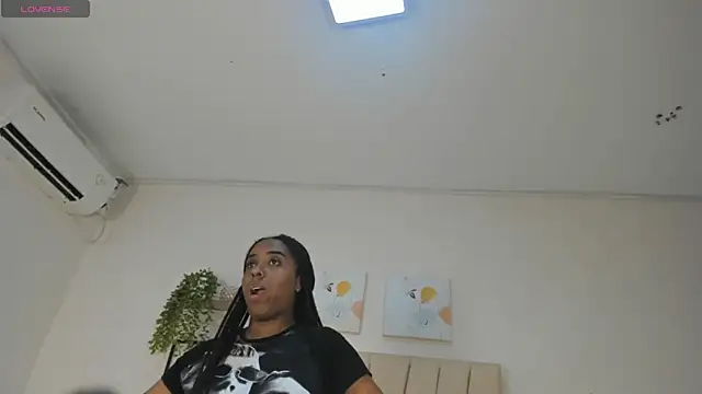 Sophia_Ebony Adlı Modelin Canlı XXX Sohbeti