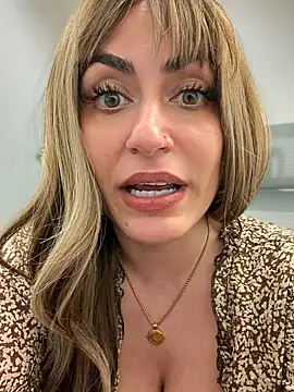 YourQueen18 Webcam Show