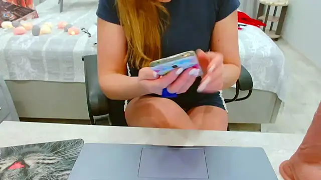 EveLove33 Show in webcam