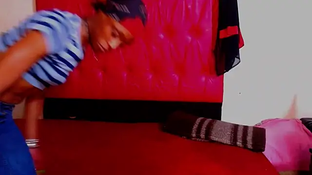 Nikistickyxx25's Live XXX Chat