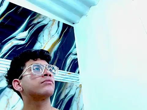 LAYAN_FEMBOY Webcam show