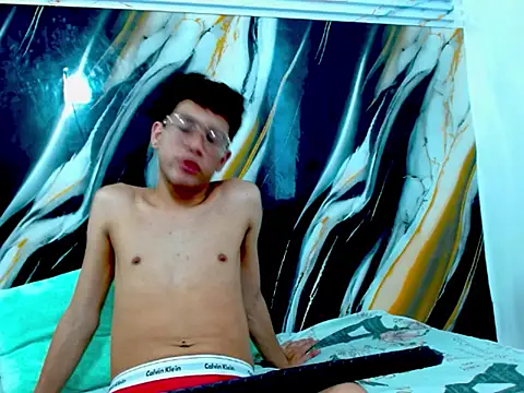 LAYAN_FEMBOY webcam show