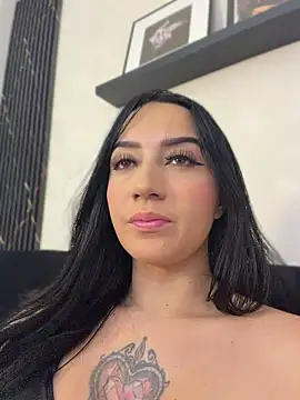 EmmyEvans1 Adlı Modelin Canlı XXX Sohbeti