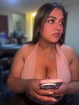 Nahomy_firee Adlı Modelin Canlı XXX Sohbeti