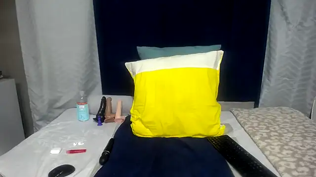 Candylips22 live XXX chat