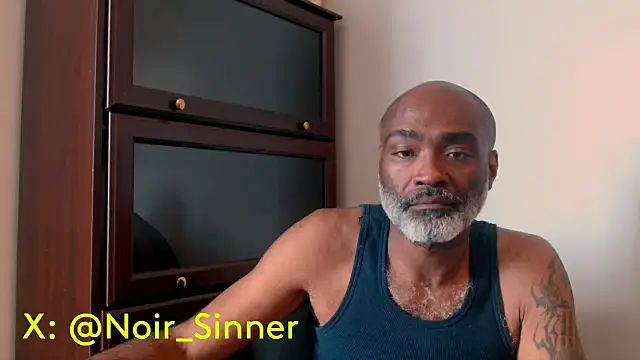 sinnernoir: διαδικτυακό σόου στην κάμερα