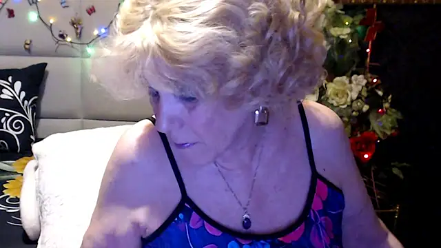 HappyWomanOn Show in webcam