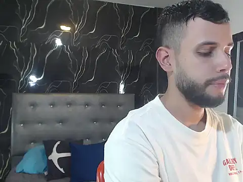 Roger_Shaw live XXX chat