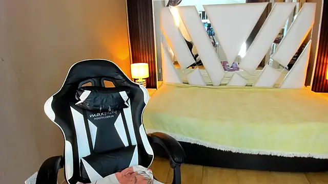 แชท XXX สดของ Linda4Petite