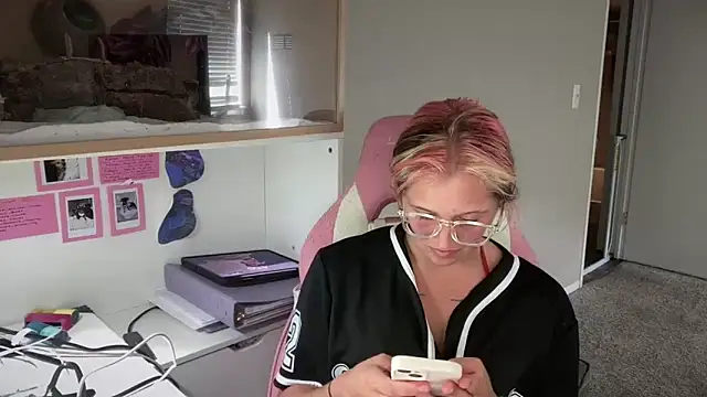 MUSCLEMOMMY1365 Webcam show