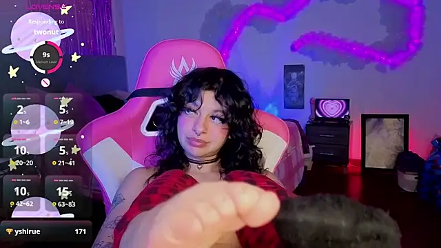 larah_uwu's Live XXX Chat