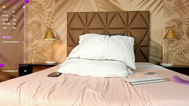 Scarleett_22's Webcam Show