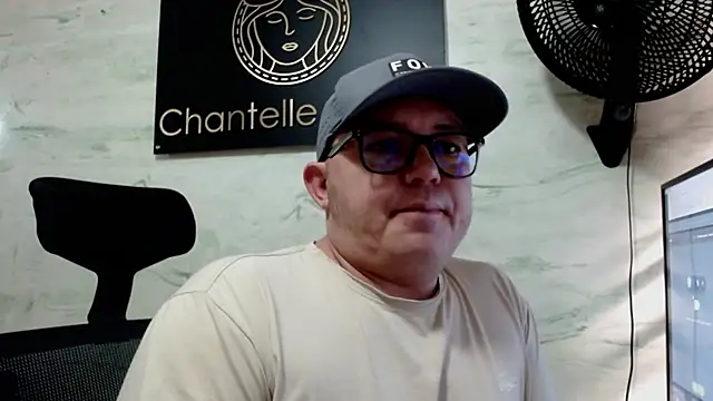 Pokazy przed kamerką – maximo_daddy
