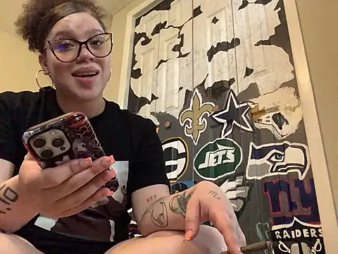 QueenNuttCollector Show in webcam