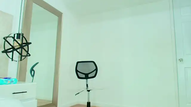Sara_BigAss-'s Live XXX Chat