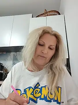 Divineblond Adlı Modelin Canlı XXX Sohbeti
