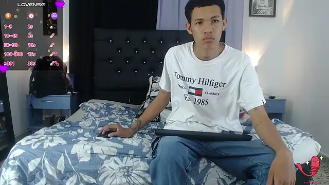 XXX chat uživo modela Mia_Hiills